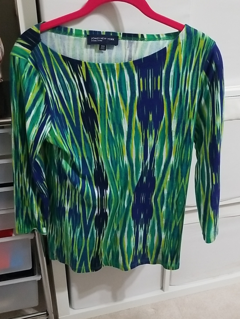 Jones New York Green & Blue Ikat Print Top. Size S